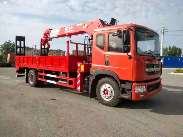 東風(fēng)多利卡D9單橋帶爬梯隨車(chē)吊