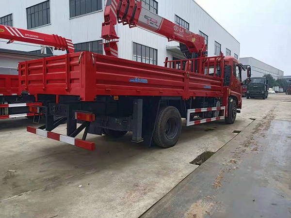 東風(fēng)天錦國(guó)六單橋隨車(chē)吊，上裝8噸各類(lèi)吊機(jī)