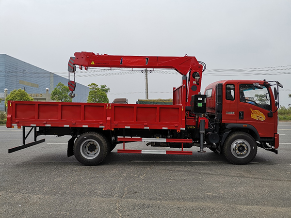 重汽豪曼（國(guó)六）4200軸距隨車(chē)吊